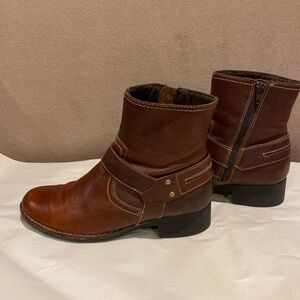 Clarks ankle Boots size 7 dark brown leather upper 1.5 inch heel zipper side